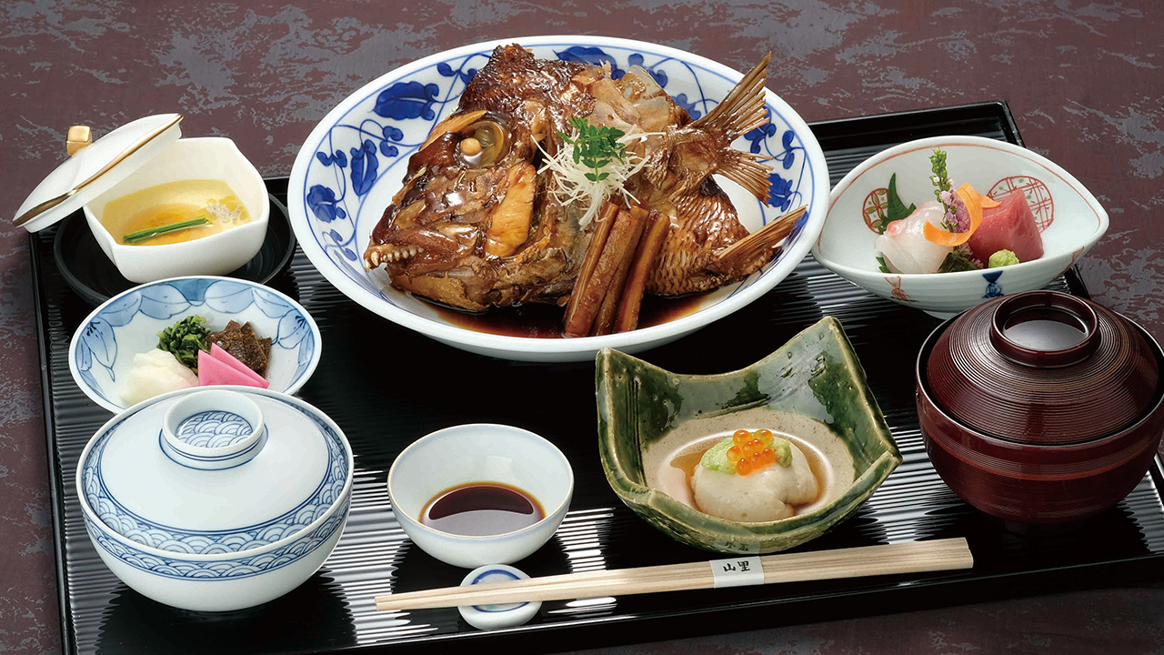 福岡の日本料理は、ホテルオークラ福岡の和食堂山里　鯛かぶと煮膳画像